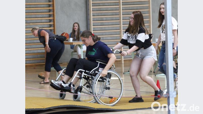 Beim Hindernisparcours mit dem Rollstuhl leisteten die Jugendlichen der Pfreimder Mittelschule Hilfestellung. rhi