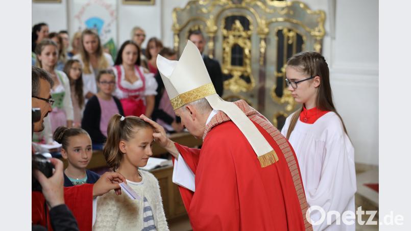 Weihbischof Reinhard Pappenberger spendet den 56 Jugendlichen das Sakrament der Firmung. Den Festgottesdienst zelebriert er zusammen mit Pfarrer Martin Besold (links). NJN