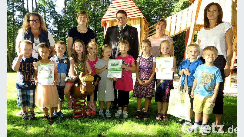 Kinder und Erzieherinnen sind stolz auf das Zertifikat aus dem „Haus der kleinen Forscher“, das ihnen Sonja Schäffer (rechts) überreichte. Hirsch (RHI), Rudolf [RHI] (RUDOLF.HIRSCH@T-ONLINE.DE)