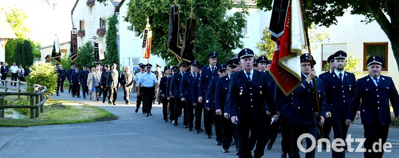 Der Kirchenzug mit den zahlreichen Feuerwehren aus dem Umland, die mit ihren Fahnen kamen. KZR