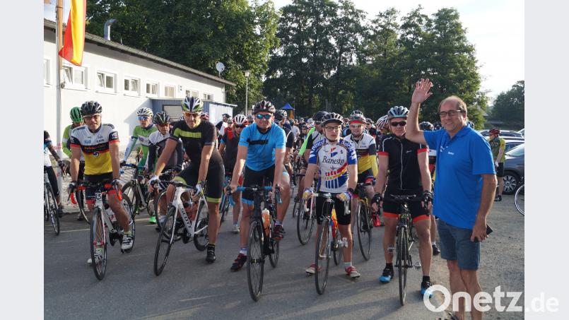 Bereits um 7 Uhr früh schickt Organisationschef Markus Dobmeier (rechts) per Handzeichen 180 Radsportler auf die drei großen Strecken der 22. RTF durch den Oberpfälzer Wald. DU