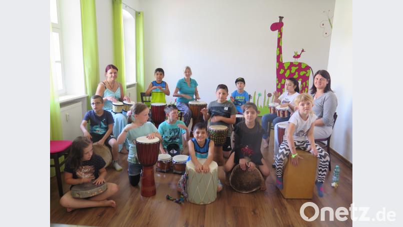 Viel Spaß haben die Kinder aus zwei Nationen beim gemeinsamen Trommeln im Familienzentrum Mittendrin. jzk