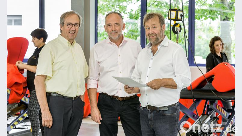 Bürgermeister Franz Mädler freut sich mit Polstermeister Ludwig Jakob und Karl Hans Winkler, dem Leiter von Werk II, (von links) über den erneuten Auftrag für den FC Bayern, der das Renommee der Firma und durchaus auch von Ursensollen als Wirtschaftsstandort unterstreicht. Petra Kellner