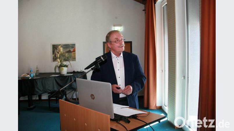 Dr. Ludwig Schießl aus Oberviechtach appellierte an die Eltern, Schulen und Kindergärten: „Die Mundart muss weiter gepflegt werden.“ Heimat sei modern. Bild: wro WRO