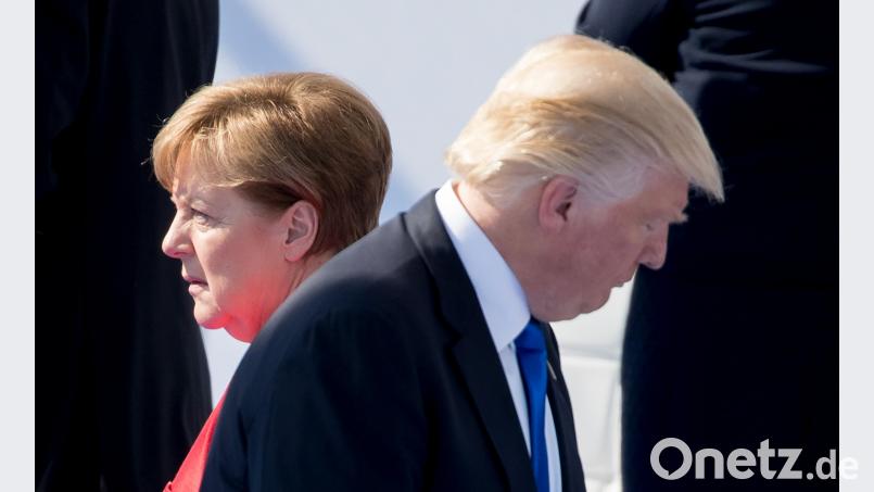 Der Präsident der Vereinigten Staaten von Amerika, Donald Trump, und Bundeskanzlerin Angela Merkel (CDU) gehen am 25. Mai 2017 in Brüssel beim Nato-Gipfel bei der feierlichen Eröffnung des neuen Nato-Hauptquartiers an einander vorbei. Kay Nietfeld/dpa