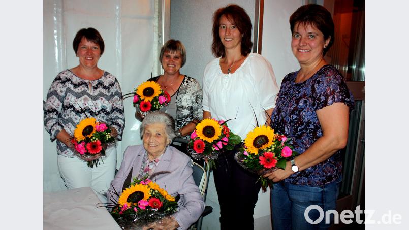 Blumen gab es für die Damen, die vor Jahrzehnten, ob bei der Fahnenweihe oder beim 60-jährigen Jubiläum als Festdamen teilnahmen: von links hinten, Sieglinde Kroher, Margit Drechsler, Ramona Zupfer und Karin Miederer , vorne sitzend: Agnes Reuter. Reinhard Kreuzer