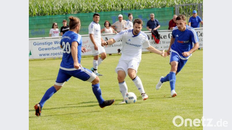 Die Etzenrichter Helmut Jurek (links) und Mario Zivatovic (rechts) bedrängen im Endspiel den Röslauer Sebastian Hermann. HEH