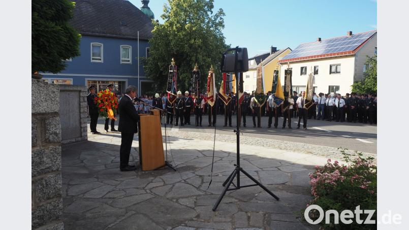 Bürgermeister Reiner Gäbl erinnerte an die Geschichte der Feuerwehr und der Marktgemeinde, insbesondere an alle Verstorbenen. Bild: gz GZ