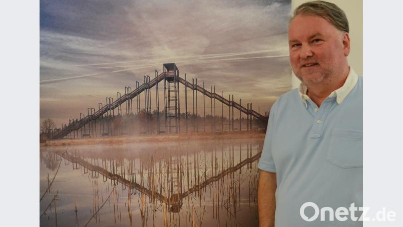 Martin Gebhardt vor seiner Himmelsleiter. Der Fotograf beweist mit seiner Ausstellung, welch aussagekräftige Bilder man mit dem I-Phone "knipsen" kann. Bild: Kunz uz