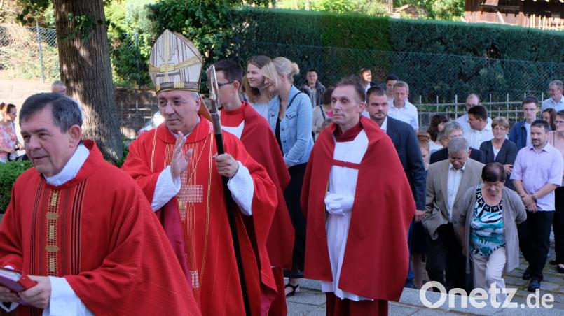 Erstmals werden Firmlinge und Paten am Marktplatz empfangen, wie am Samstag durch Abt Thomas Freihart vom Kloster Weltenburg. le