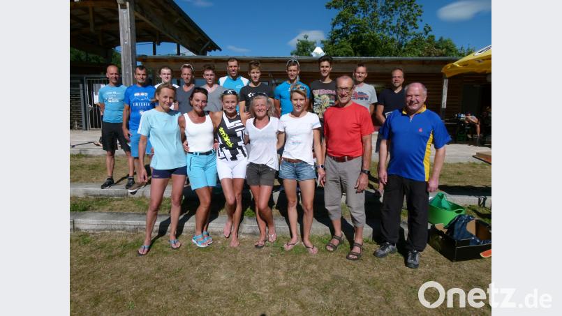Sie siegten beim Rußweiher-Triathlon: (hinten von links) Pierre Jander, Frank Dietrich, Christian Dietl, Holger Räth, Ulrich Räth, Martin Johanni, Andreas Besold, Alfred Schwabl, Micha Grosch, Wolfgang Uschold, Wolfgang Späth; (vordere Reihe von links): Astrid Bardenheuer, Maike Osterbrink, Christiane Bardenheuer, Katja Hornung, Julia Merk mit Spartenleiter Karl Lorenz und Bürgermeister Peter Lehr. rn