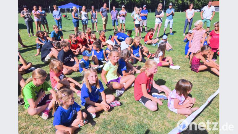 Gespannt warteten die Mädchen und Buben am sonnenüberfluteten Sportgelände auf die Siegerehrung NO