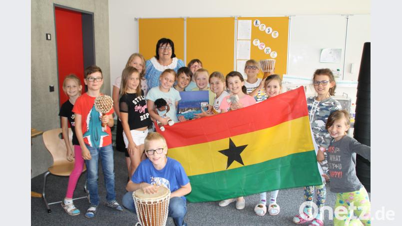 Über die Einsatzbereitschaft der Neunburger Grundschüler freute sich Irmgard Hilmer (im HIntergrund), die Vorsitzende des Ghana-Hilfe-Vereins. exb