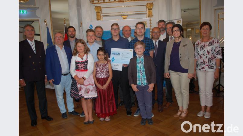 Die Stiftländer holten sich ihre Auszeichnungen von Regierungspräsident Axel Bartelt (links) ab. gib