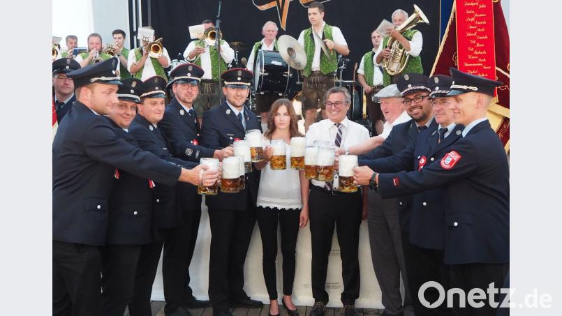 Die Feuerwehrführung aus der Region stieß mit den Ehrenschirmherren, Bürgermeister Reiner Gäbl und Pfarrer Erwin Bauer, und der Festbraut Lisa Wagner im Takt der Schlossberger auf das 150. Jubiläum an. Bild: gz GZ