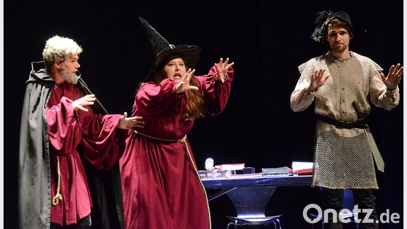 Das Junge LTO präsentiert Performances der Kinder- und Jugendkurse und Ausschnitte aus "Alice im Wunderland" von Tina Lorenz. uz