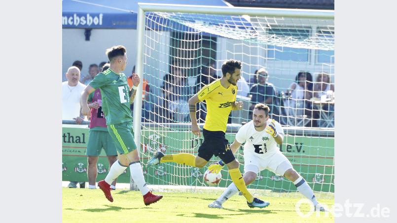 Das war in der 67. Spielminute die Entscheidung für die danach in Unterzahl spielende DJK Vilzing, deren Doppeltorschütze Andre Luge (Mitte) erneut zugeschlagen hatte. Der neue Ammerthaler Linksverteidiger Maximilian Höhenberger (links) hatte das Nachsehen, auch Torhüter Marcel Schumacher (rechts hinten) konnte nicht mehr rettend eingreifenBild: Ziegler ZG