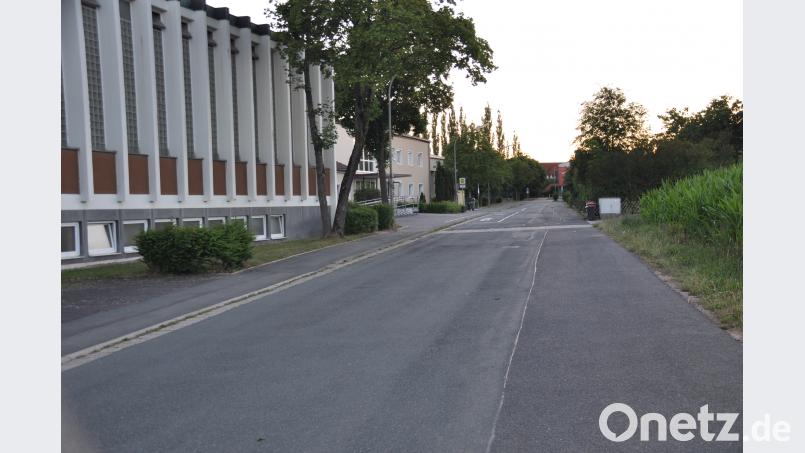 Der Bereich bei der Schule (Bild) und beim Bolzplatz würde für die neuen Förderprogramme des Freistaates in Frage kommen. Die Gemeinde müsste allerdings bis 16. Juli einen Antrag stellen. ak