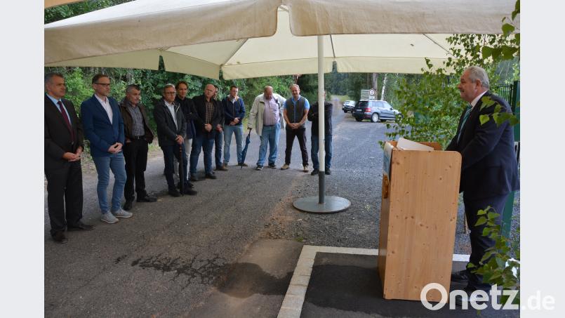 Wasserzweckverbandsvorsitzender Johann Burger (rechts) bei seiner Rede. Bei der Einweihung des neuen Hochbehälters mit dabei waren (von links) die Bürgermeister Roland Grillmeier und Bernd Sommer, Leonbergs 2. Bürgermeister Helmut Kipferl, Jürgen Lober und Manuel Zwick. jr
