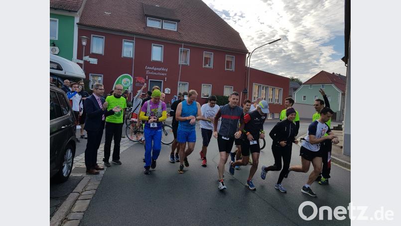 Start zur Etappe Moosbach – Vohenstrauß mit Bürgermeister Hermann Ach (links). Bild: gi GI