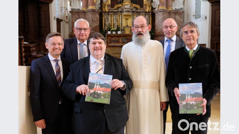 Speinshart soll bei den Ehrengästen in guter Erinnerung bleiben. Georg Girisch übereicht deshalb Bildbände des Klosters an Festredner Bernd Posselt und Regierungspräsident Axel Bartelt. Unser Bild zeigt von links: MdL Tobias Reiß, Georg Girisch, Bernd Posselt, Prior Pater Benedikt Schuster, Bürgermeister Albert Nickl und Regierungspräsident Axel Bartelt. do
