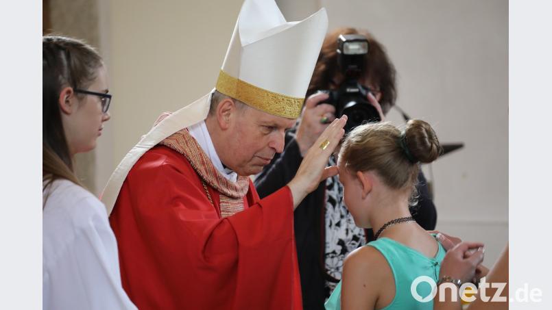 Weihbischof Reinhard Pappenberger spendet 56 Jugendlichen das Sakrament der Firmung. NJN