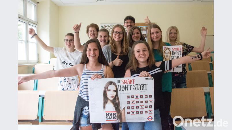 Arbeitsgruppe Film der G8a abgebildet sowie Oberstudiendirektor Günter Jehl (hinten Mitte) und Oberstudienrätin Doris Riedel (links daneben) Peter Ringeisen/exb