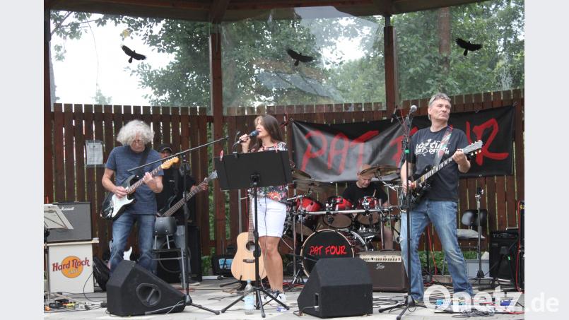 Sepp Herrlein, Michael &quot;Bablo&quot; Bablitschky, Inge Hirschleb, Hans Bablitschky und Franz Simmerl (von links) begeisterten bei ihrem ersten Serenadenauftritt mit sogenanntem Floatrock. prh