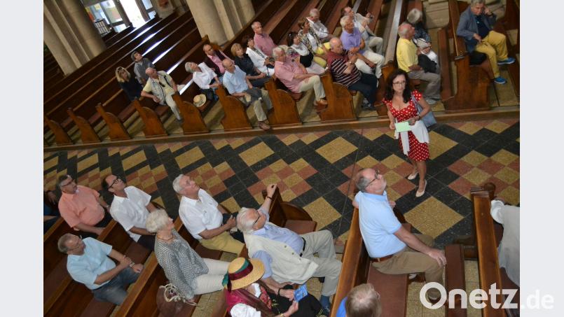 Gästeführerin Eva Ehmann erklärt den Schulleitern aus der Oberpfalz die Josefskirche Bernhard Czichon