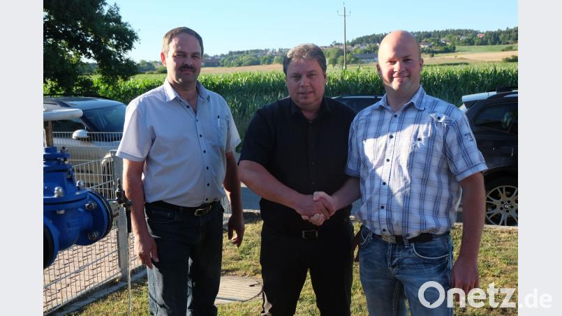 Der Zweckverband zur Wasserversorgung der Pretzabrucker Gruppe beschäftigt zur Betreuung des Versorgungsgebietes zwei Wasserwarte. Vorsitzender Bürgermeister Hans Gradl (Mitte) stellte Jürgen Obendorfer (rechts) als Nachfolger von Ludwig Forster vor. Links im Bild Richard Setzer. ohr