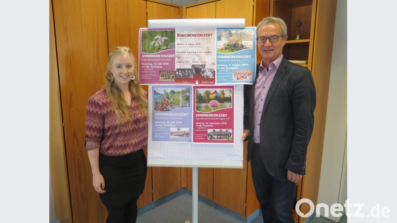 Susanne Schiller stellt Bürgermeister Werner Nickl die fünf geplanten Sommerkonzerte vor. jzk