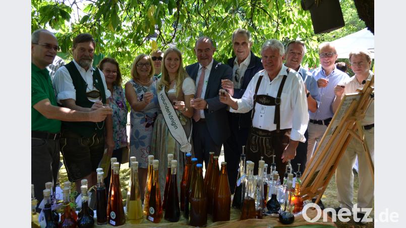 Die Ehrengäste stoßen mit hochprozentigen Naturprodukten an. Mit dabei: Vorsitzender Klaus Fischer (links), Schirmherr Willibald Gailler (Siebter von links) und Holunderkönigin Jana Schäffler (links daneben). HCZ