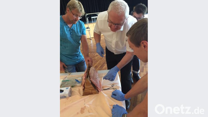 An Übungsfleisch trainieren die Notfallsanitäter und Ersthelfer das richtige Vorgehen. exb