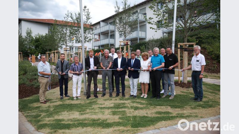 Zur Eröffnung des Vital-Parks und der Freigabe der Turngartenstraße durchschneiden unter anderem Pfarrer Christoph Zeh, Landschaftsarchitekt Albrecht Strohn, Diplomingenieur Markus Münchmeier und Bürgermeister Hans Donko (vorne, Vierter bis Siebter von links) das Band. NJN