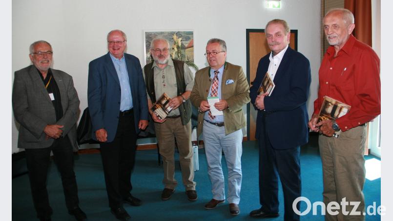 Mit je einem Buchgeschenk bedankte sich Bürgermeister Toni Dutz (3. von rechts) bei den Referenten. Im Bild von rechts: Adalbert Busl, Dr. Ludwig Schießl, Toni Dutz, Alfred Wolfsteiner, Volker Liedtke und der Leiter der Vortragsreihe, Dr. Martin Dallmeier. WRO