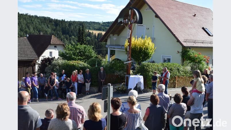 In einer gelungenen Gemeinschaftsleistung hat die Dorfgemeinschaft Atzenhof das Arma-.Christi-Kreuz erneuert. Pfarrer Hans Spitzhirn erteilte dem Schmuckstück den kirchlichen Segen. BNR