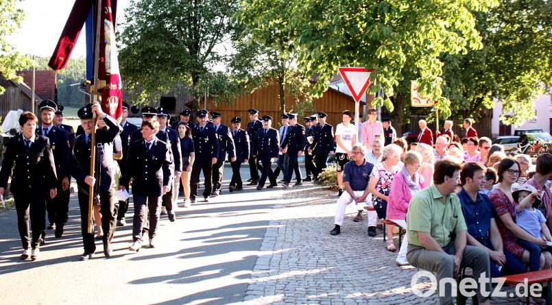 Vor der Kirche feiern zahlreiche Gäste Gottesdienst mit Pfarrer Alfons Forster. Danach war bei der Engelshofer Kirchweih Geselligkeit groß geschrieben. ZER