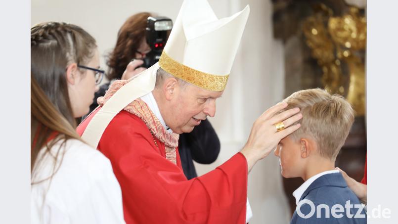 Weihbischof Reinhard Pappenberger spendet 56 Jugendlichen das Sakrament der Firmung. NJN