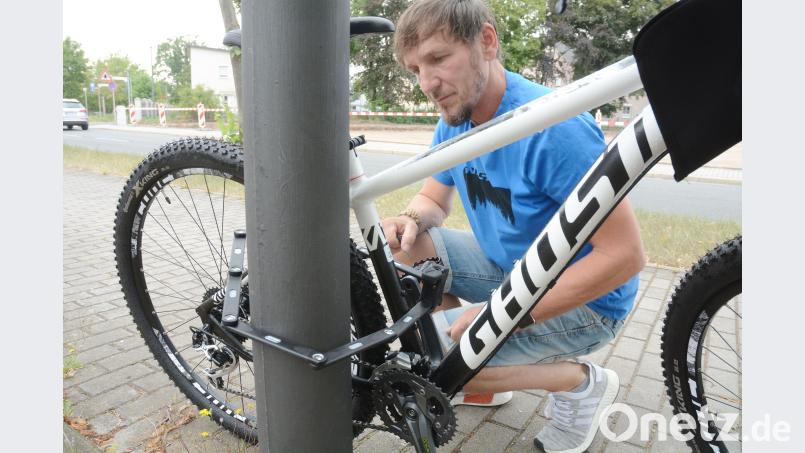 Horst Pschierer zeigt, wie es geht: Er legt ein massives Faltschloss um das Rad und eine Laterne. GSB