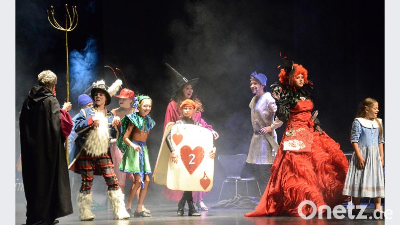 Das Junge LTO präsentiert Performances der Kinder- und Jugendkurse und Ausschnitte aus "Alice im Wunderland" von Tina Lorenz. uz