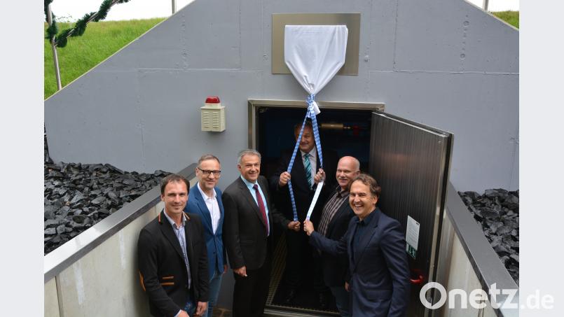 Ein Tafel über den Eingangsbereich soll an den Neubau des Hochbehälters erinnern. Bei der Enthüllung sind (von links) Wassermeister Wolfgang Haberkorn, die Bürgermeister Bernd Sommer, Roland Grillmeier und Johann Burger, sowie Bernd Kaltenecker und Manuel Zwick vom Ingenieurbüro Zwick, die die Tafel spendierten, dabei. jr
