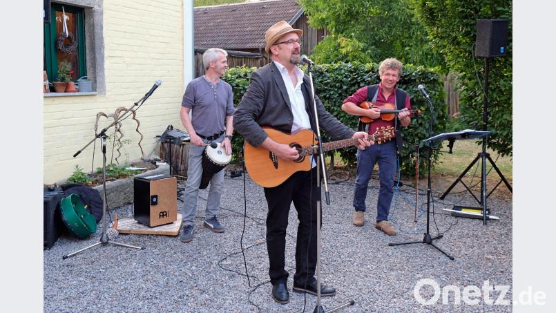 Klaus Kuran, Hubert Treml und Sepp Zauner unterhalten die begeisterten Zuhörer mit Sommerliedern. TWI