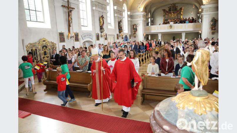Einzug in die Pfarrkirche Mariä Himmelfahrt: (von links) Weihbischof Reinhard Pappenberger und Pfarrer Martin Besold. NJN