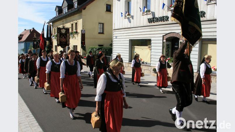 Mit großen Abordnungen beteiligten sich die Wiesauer Vereine am Zug zur Kirche. Hier: Der Stiftländer Heimatverein mit seiner Fahne. WRO