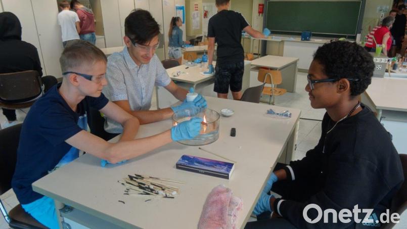 Die &quot;Braunsch&#039;e Molekularbewegung&quot; demonstrieren Schüler mit Kampfer-Tänzen. Bild: hka