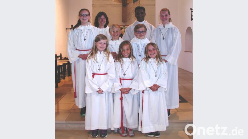 Pater Joy, Gemeindereferentin Gabi Sieder (hinten Dritter und Zweite von rechts) sowie die Oberministrantinnen Eva Glowka (rechts) und Sophia Nordmann (links) freuen sich über die Verstärkung am Altar. LD