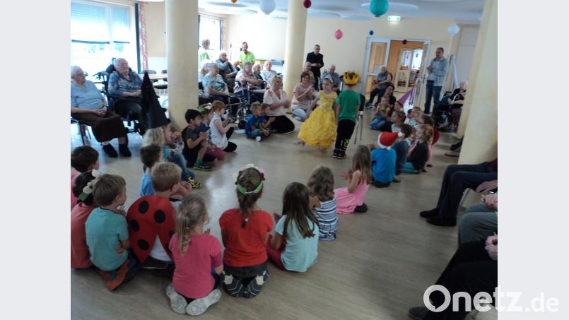 Zur Freude der Senioren hatten die Kinder ein Singspiel eingeübt. ksi