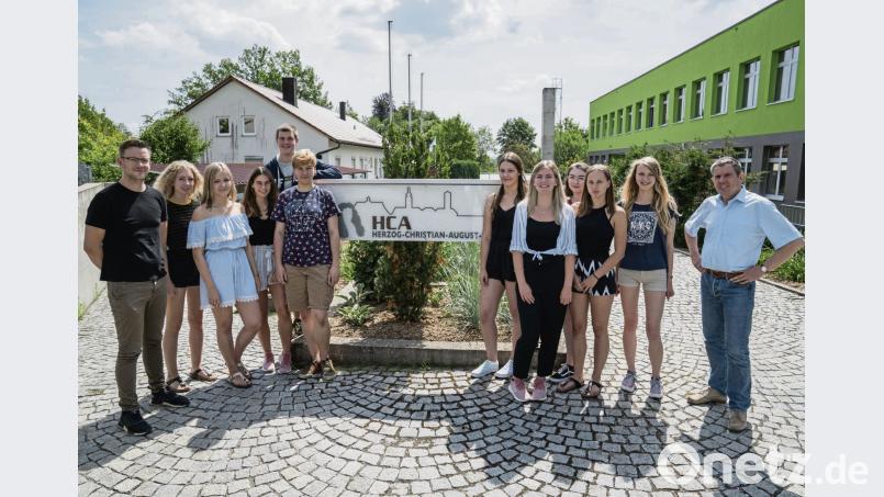 Das sind die Organisatoren, die hinter dem Stadtlauf stehen: Das P-Seminar Kulturmanagement mit Seminarleituung Alexander Voss (links) und Schulleiter Dieter Meyer (rechts). Bild: Trottmann