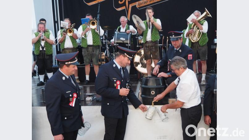 Am zweiten Festtag zapfte Bürgermeister Reiner Gäbl im Beisein von zweiten Kommandant Christian Wild, Vorsitzenden Jürgen Bösl und Stellvertreter Stefan Schönberger (v.r.) mit musikalischer Verstärkung durch die Schlossberger ein Fass Bier an. Bild: gz GZ