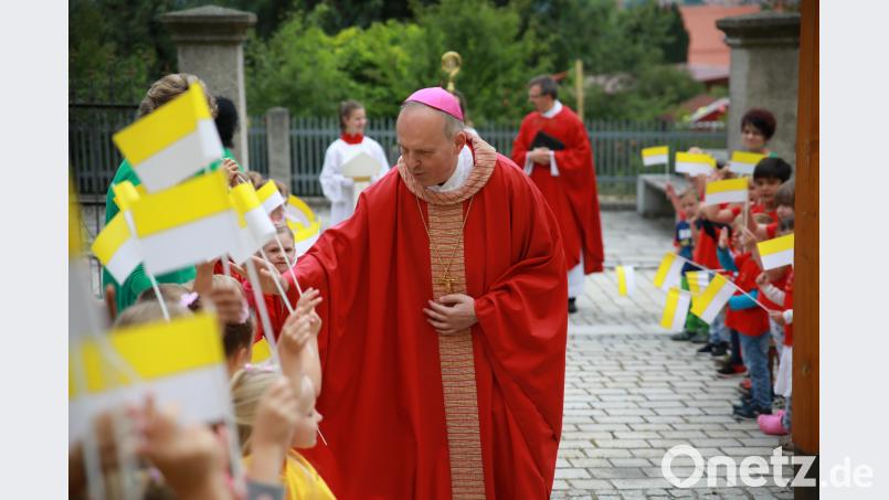 Weihbischof Reinhard Pappenberger segnet vor dem Gottesdienst die Buben und Mädchen des St. Elisabeth-Kindergartens. NJN